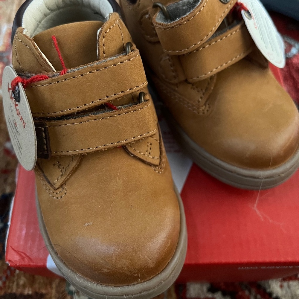 Kickers toddler shoes, NWT! Great for little feet! Size 5 (21 in kickers size)